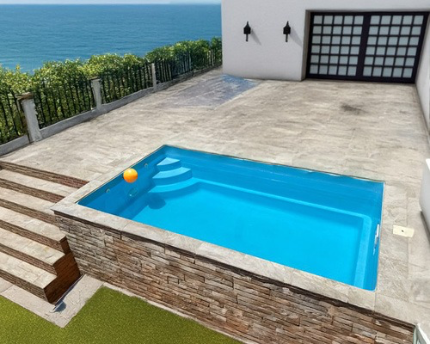 Piscina rectangular de poliéster con escalera